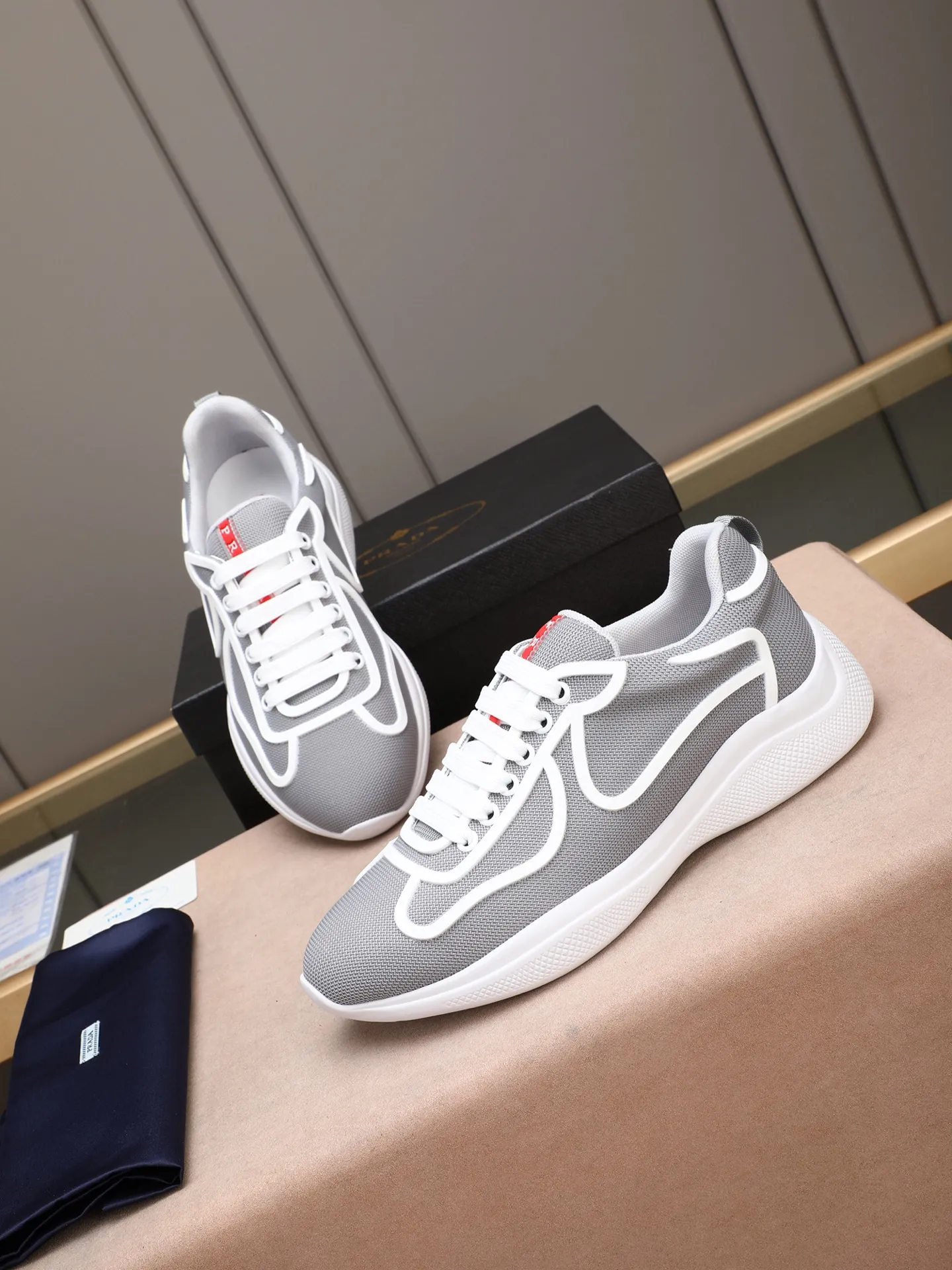 Men's shoes 💰400 PRADA/Prada men's lace-up casual sports shoes, the upper is made of imported rubber and breathable mesh. It is soft, comfortable and breathable. The tongue is decorated with the PRADA brand letter logo. The thick rubber sole echoes the red label tongue. The style is fashionable and elegant. The details are carefully crafted. A casual sports shoe with a super western style and excellent breathability!  Size: 38-44 (45 46 customized)